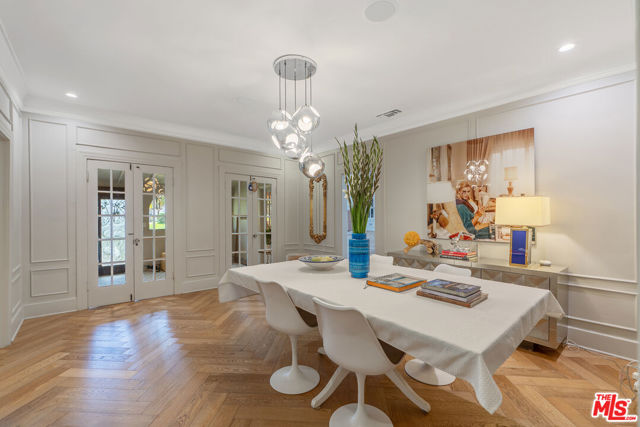 809 S Muirfield Road, Los Angeles CA: https://media.crmls.org/mediaz/4e19f455-7dc0-476a-9f9e-691fe506dd40.jpg