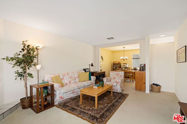 555 West Wilson Avenue, 2 photo 4
