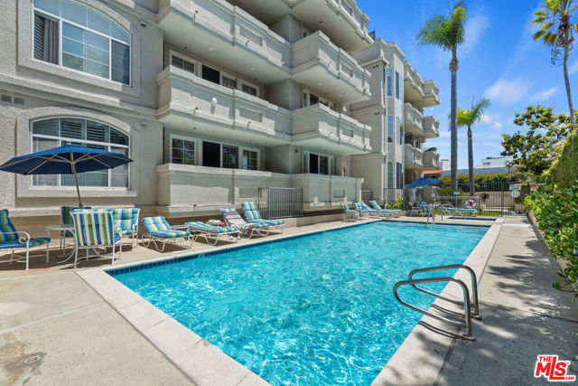 575 S Barrington Avenue, Los Angeles CA: https://media.crmls.org/mediaz/4e1a0a92-038a-4d73-b344-a83a1d98bfff.jpg