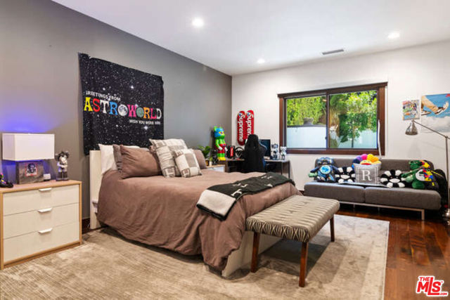 14318 Valley Vista Boulevard, Sherman Oaks CA: https://media.crmls.org/mediaz/4e1a7334-5e0a-41d5-a15c-781bfb2b01ec.jpg