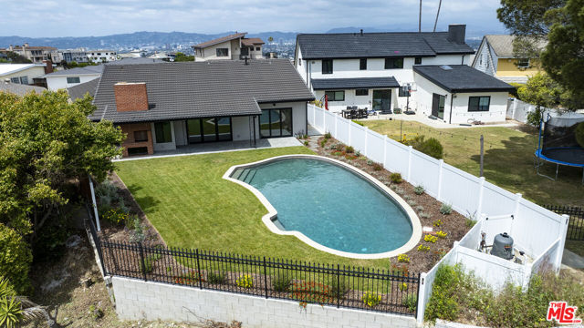 4444 Don Felipe Drive, Los Angeles CA: https://media.crmls.org/mediaz/4e1ab843-dfc5-4af7-8900-ecc3133678d4.jpg