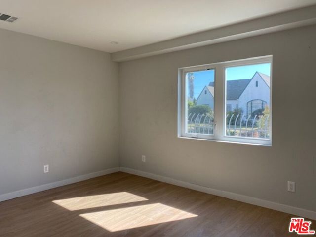 4937 1/2 W 20th Street, Los Angeles CA: https://media.crmls.org/mediaz/4e1b15c9-23ee-4de7-8b29-5c8e3df457fc.jpg