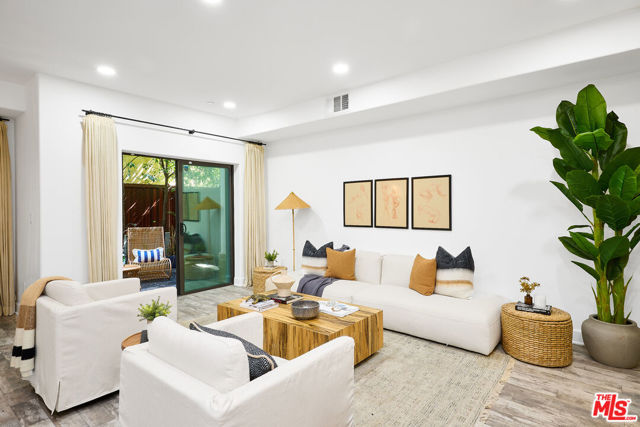 2121 Virginia Avenue, Santa Monica CA: https://media.crmls.org/mediaz/4e1b55ba-7768-4cd5-b4b1-3d9f84757d46.jpg