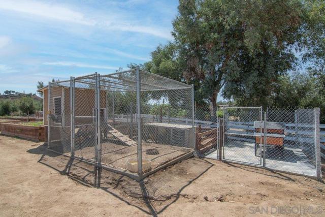 Image 46 of 75 For 37789 Avenida La Cresta