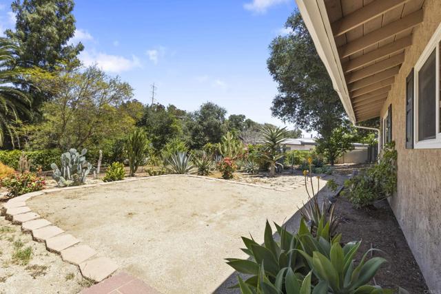 1471 Rock Springs, Escondido CA: https://media.crmls.org/mediaz/4e1ce3e4-a794-4ebd-8403-cf5ff45d486d.jpg