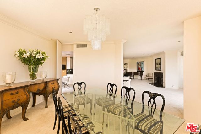 300 N Swall Drive, Beverly Hills CA: https://media.crmls.org/mediaz/4e1d8a8f-4022-4de8-8e42-a195b46b5d07.jpg