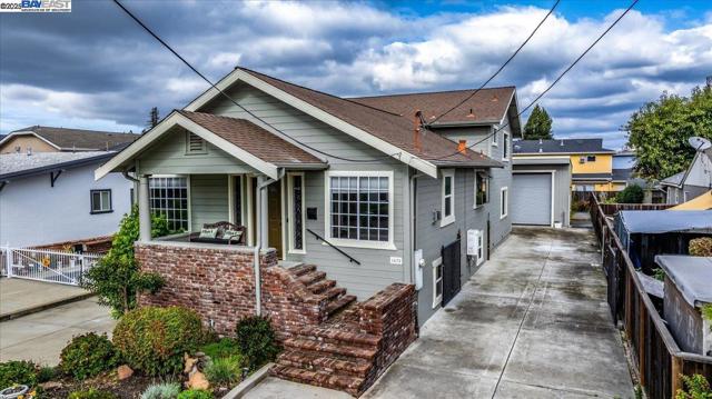 1672 Crescent Avenue, Castro Valley CA: https://media.crmls.org/mediaz/4e1e0778-54d9-4d1e-bdca-fe8623ec38cd.jpg