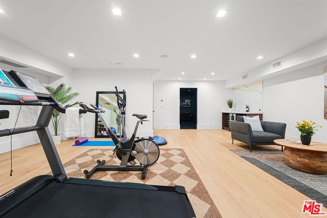 4153 Vantage Avenue, Studio City CA: https://media.crmls.org/mediaz/4e1eecfe-b358-481f-9767-485d4522ac17.jpg