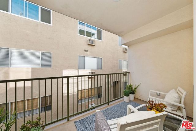 1353 N Fuller Avenue, Los Angeles CA: https://media.crmls.org/mediaz/4e202529-b2b3-4329-a2c4-bcf43c034cc1.jpg