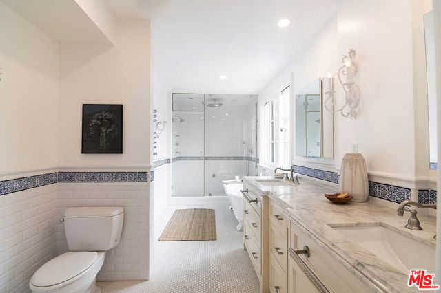 338 S Highland Avenue, Los Angeles CA: https://media.crmls.org/mediaz/4e2065e5-7c57-4d30-bf7e-096066c46cce.jpg