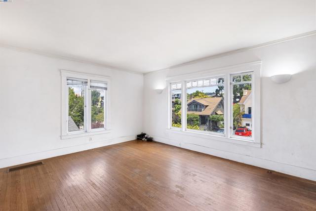 4011 Brighton Ave, Oakland CA: https://media.crmls.org/mediaz/4e20a0ff-a5ed-4e21-8a58-b656dfd8514e.jpg