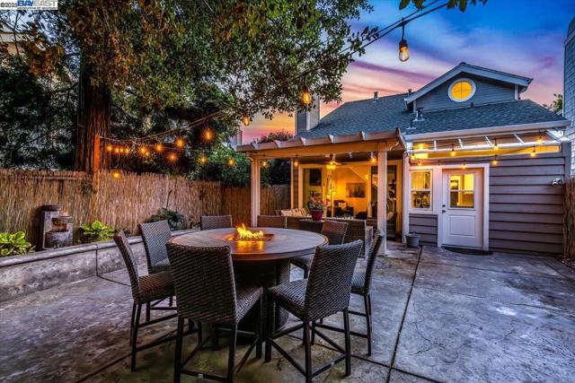 2211 Oakland Ave, Pleasanton CA: https://media.crmls.org/mediaz/4e211a8c-bf7e-4679-8760-73ffdcc7aba3.jpg
