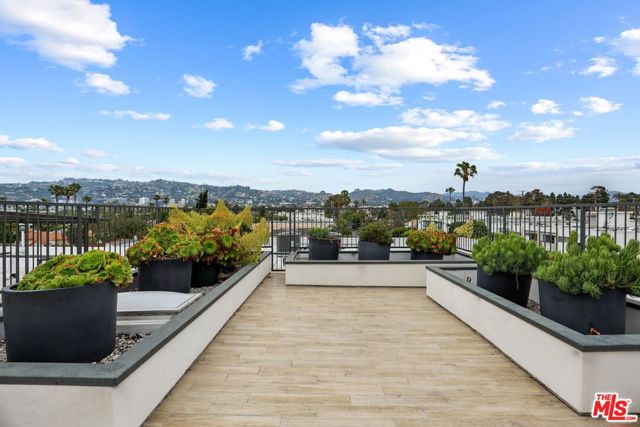 429 N Hayworth Avenue, Los Angeles CA: https://media.crmls.org/mediaz/4e21da82-9009-4952-a98e-967cd3953056.jpg