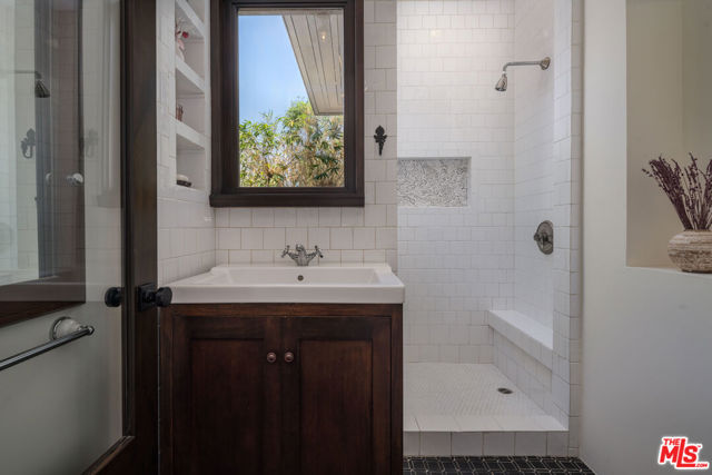 2444 Lyric Avenue, Los Angeles CA: https://media.crmls.org/mediaz/4e21effe-ee14-4ca7-875c-135552596fd5.jpg