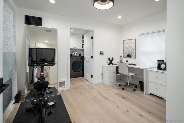 7570 Cabrillo Ave, La Jolla CA: https://media.crmls.org/mediaz/4e22031d-ddd5-426f-96c9-9c79c8f2956a.jpg