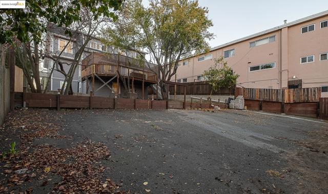 2050 E 30Th St, Oakland CA: https://media.crmls.org/mediaz/4e225e0e-c76b-41bb-bba0-645c25599e72.jpg