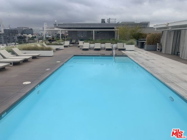 530 S Hewitt Street, Los Angeles CA: https://media.crmls.org/mediaz/4e23bcca-7b7d-488d-936e-4b021dafbe4b.jpg