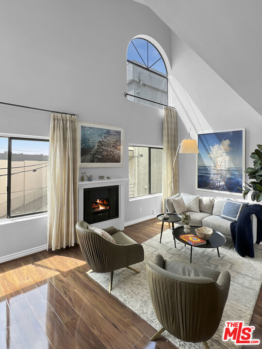 4211 Arch Drive, Studio City CA: https://media.crmls.org/mediaz/4e23e822-f955-4c06-adde-0e685c6d6d17.jpg