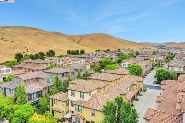 5092 Fioli Loop, San Ramon CA: https://media.crmls.org/mediaz/4e24213b-3adc-4d41-9b05-2d52568245ce.jpg