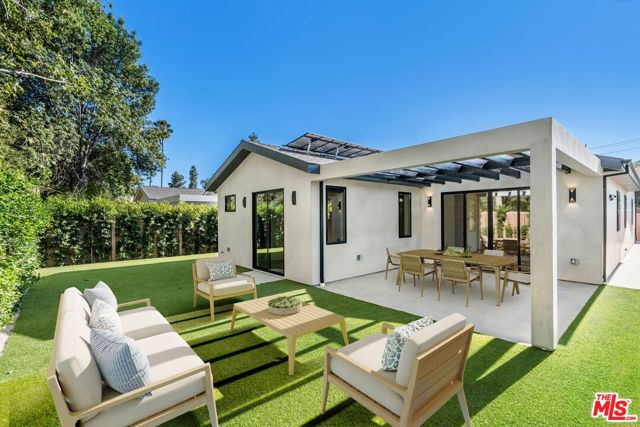 5662 Winnetka Avenue, Woodland Hills CA: https://media.crmls.org/mediaz/4e24dbe8-30ee-4901-b024-a81ac6c41998.jpg