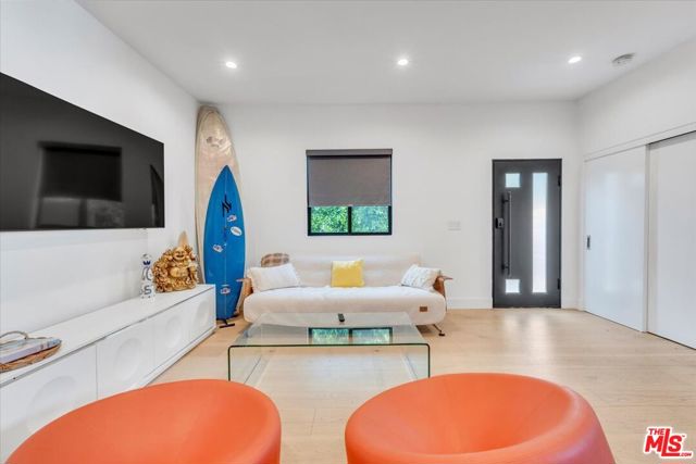 5456 Hazeltine Avenue, Sherman Oaks CA: https://media.crmls.org/mediaz/4e250b68-845b-4d93-9a9f-a0dcf1327e01.jpg