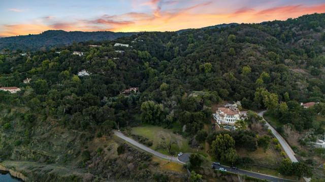 28120 Laura Court, Los Altos Hills CA: https://media.crmls.org/mediaz/4e26d607-fb71-4261-b7ad-aafe9f244954.jpg