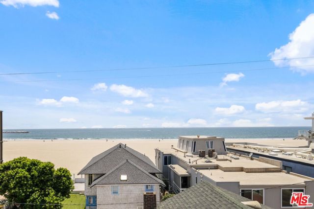 15 Reef Street, Marina del Rey CA: https://media.crmls.org/mediaz/4e27d80c-6adb-4e4b-bba2-f067cb6ced47.jpg