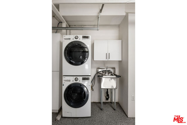 2425 Rinconia Drive, Los Angeles CA: https://media.crmls.org/mediaz/4e27d965-f71d-4040-bb94-504eef8eb184.jpg