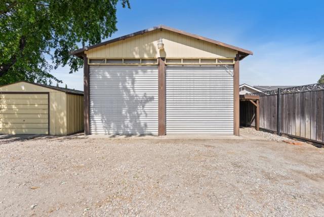 220 Holliday Drive, Hollister CA: https://media.crmls.org/mediaz/4e28df27-5b30-4b0e-9f27-6e6d7f75e4a6.jpg