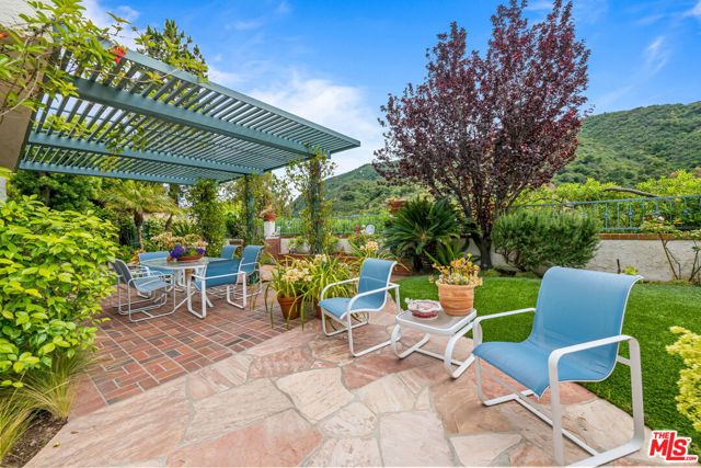 17152 Avenida De Santa Ynez, Pacific Palisades CA: https://media.crmls.org/mediaz/4e2968fd-f725-4608-ae02-3a125b2e2a4c.jpg