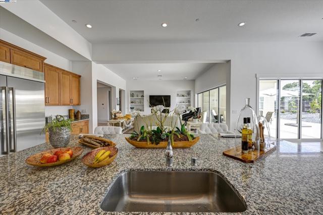 4072 Whitney Vista Ln, Rocklin CA: https://media.crmls.org/mediaz/4e297387-15b3-414f-b076-beca3efd393b.jpg