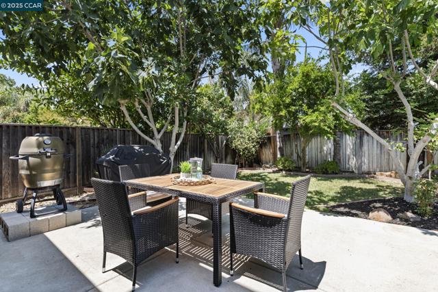 631 Summerwood Dr, Brentwood CA: https://media.crmls.org/mediaz/4e2ac1b9-451e-48e6-b634-bb55c16c8a48.jpg