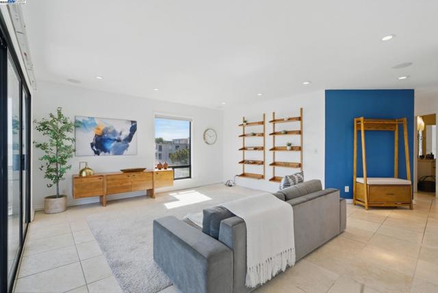 3 Commodore Dr, Emeryville CA: https://media.crmls.org/mediaz/4e2b0404-66ed-4ab1-9a3e-90bced327f19.jpg