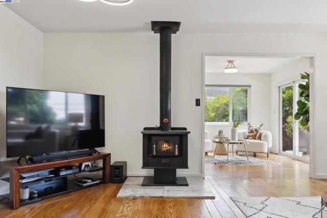 30113 Treeview St, Hayward CA: https://media.crmls.org/mediaz/4e2bd152-fbef-471e-a73f-5e5ed6d3714f.jpg