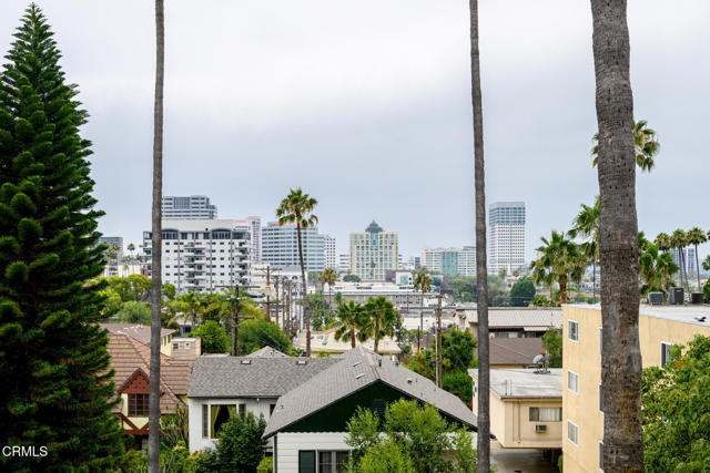 125 W Mountain Street, Glendale CA: https://media.crmls.org/mediaz/4e2c37d9-6a19-41fb-a97e-28fb0a7ac787.jpg