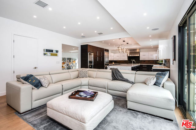 13378 Contour Drive, Sherman Oaks CA: https://media.crmls.org/mediaz/4e2c7f2c-39ce-43ef-87db-97f0d028c615.jpg