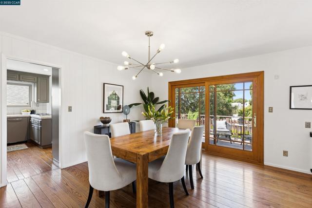 4051 Rhoda Ave, Oakland CA: https://media.crmls.org/mediaz/4e2cdc9a-2e88-47e4-832b-5340a48fd200.jpg