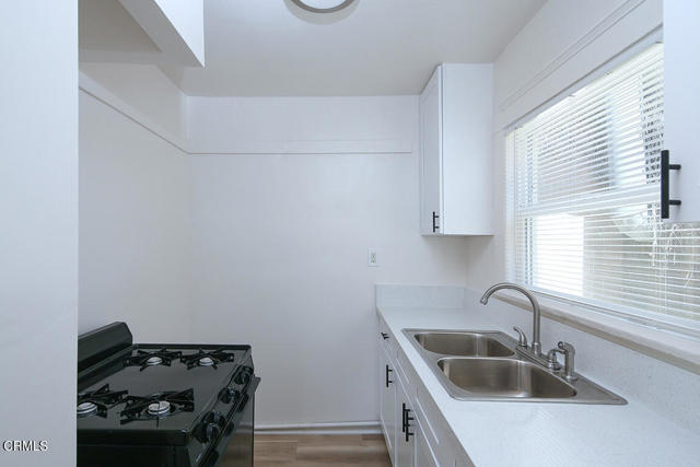 1913 E Broadway, Long Beach CA: https://media.crmls.org/mediaz/4e2d63ef-8030-4f13-8447-309f5c8f72b0.jpg