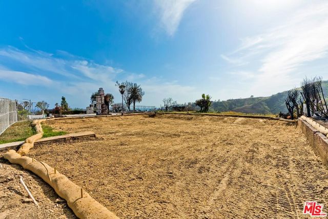 917 Enchanted Way, Pacific Palisades CA: https://media.crmls.org/mediaz/4e2e0fd4-2157-48a0-9816-7c1206bbd97a.jpg