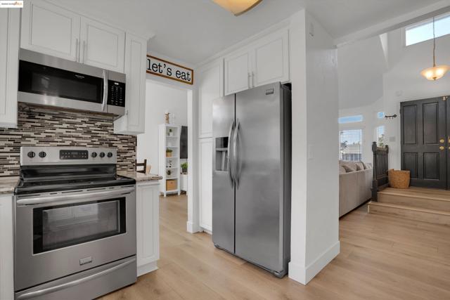 235 Pecan Pl, Brentwood CA: https://media.crmls.org/mediaz/4e2f0e45-c99f-417f-8e1c-febd585f3f93.jpg