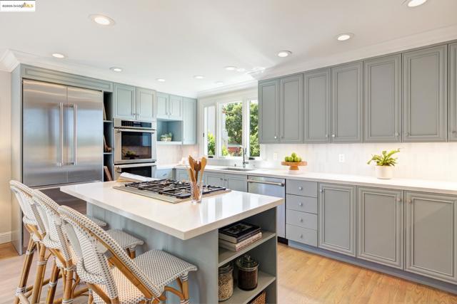 2 Cavendish Ln, Piedmont CA: https://media.crmls.org/mediaz/4e2fe5ee-0dfa-42b1-8ca1-fc98a7ce9a08.jpg