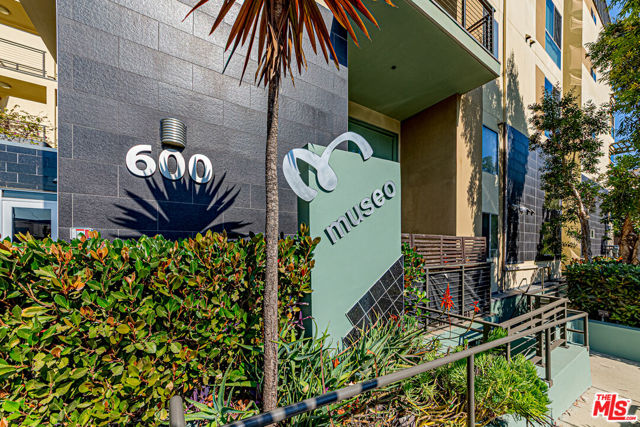 600 S Ridgeley Drive, Los Angeles CA: https://media.crmls.org/mediaz/4e2ffb2d-7698-4fc7-adaf-8d1483442428.jpg