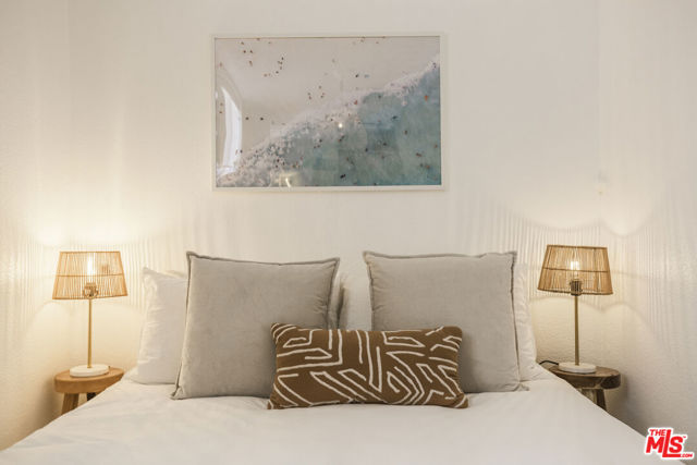 718 Vernon Avenue, Venice CA: https://media.crmls.org/mediaz/4e301328-d114-4e46-bc8f-8cc82478b479.jpg