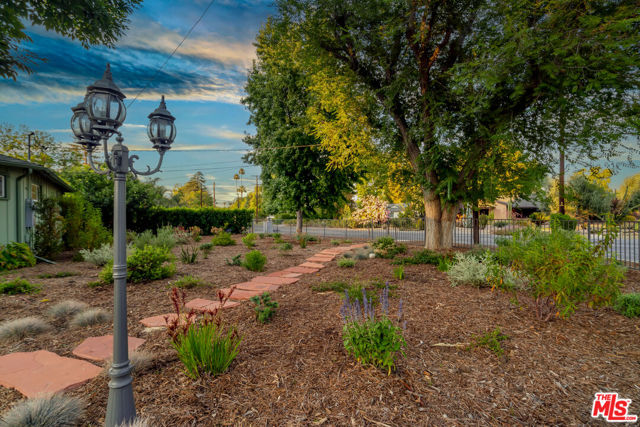 6001 Oakdale Avenue, Woodland Hills CA: https://media.crmls.org/mediaz/4e3048c2-1ae6-442d-8e84-879f3f53e6d1.jpg