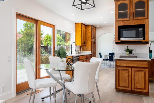 4406 Sugarland Ct, Concord CA: https://media.crmls.org/mediaz/4e338c5f-a8d3-421b-870d-708ee151aec8.jpg