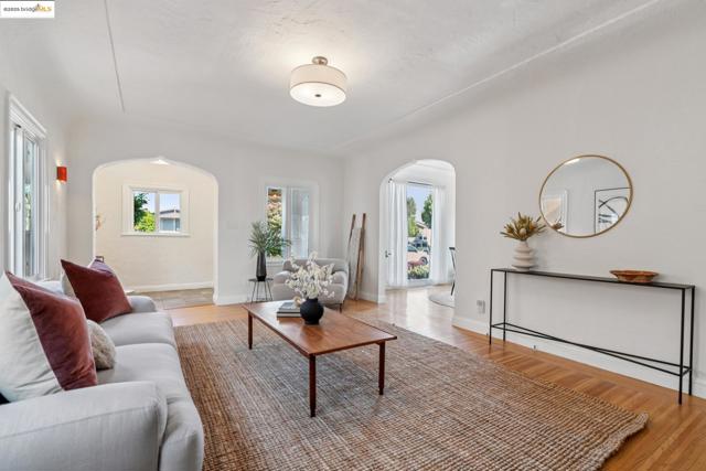 533 Lewis Ave, San Leandro CA: https://media.crmls.org/mediaz/4e338e4a-f998-4050-a9ee-a0fd8ce6b8d1.jpg