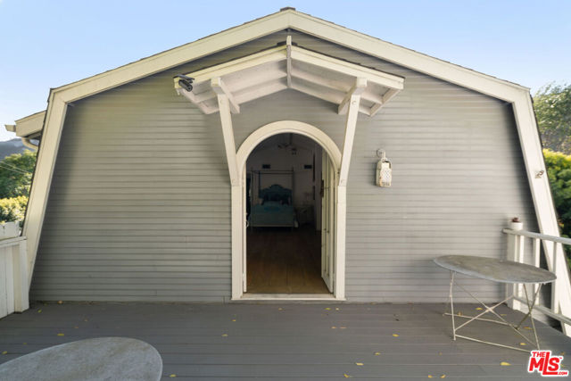 2020 Coldwater Canyon Drive, Beverly Hills CA: https://media.crmls.org/mediaz/4e33bfe2-b815-48f2-b182-a6dc89b2dc9d.jpg