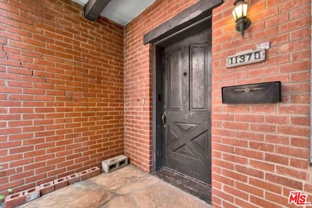 11378 Ovada Place, Los Angeles CA: https://media.crmls.org/mediaz/4e33c607-04cf-4491-8b81-67e66cf5dcc5.jpg