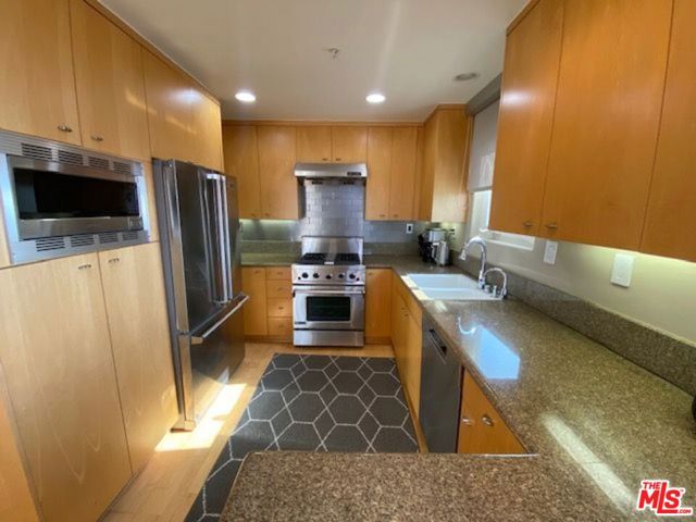 216 38th Street, Manhattan Beach CA: https://media.crmls.org/mediaz/4e33dea2-fc58-4629-8126-3681e95fd8a7.jpg