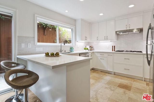 1011 5th Street, Santa Monica CA: https://media.crmls.org/mediaz/4e33e0c5-d458-4061-b600-e951820958cf.jpg
